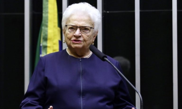 Luiza Erundina passa mal na Câmara e é encaminhada a hospital