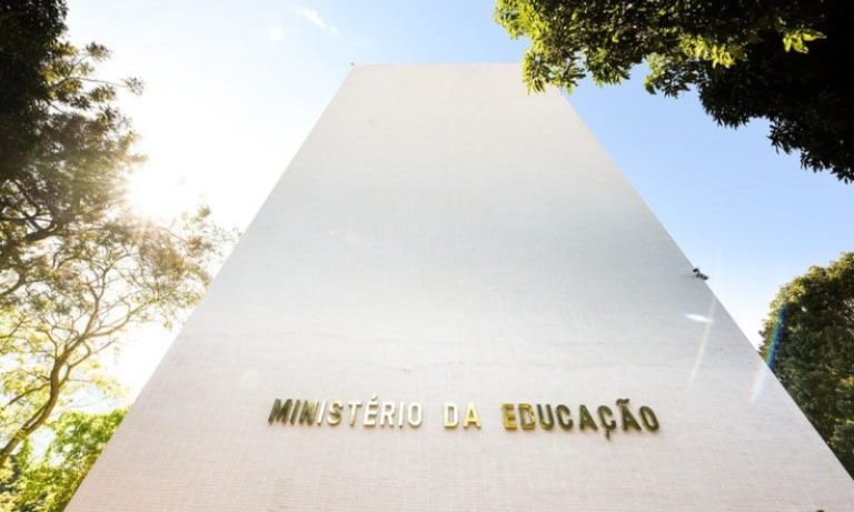 MEC suspende criação de cursos a distância até 2025 e fixa prazo para novas regras