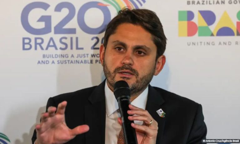 Ministro das Comunicações é indiciado pela Polícia Federal