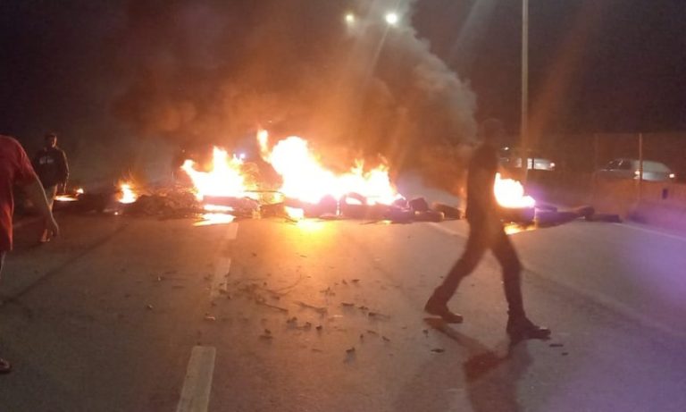 Moradores ateiam fogo em pneus durante protesto na rodovia do Contorno