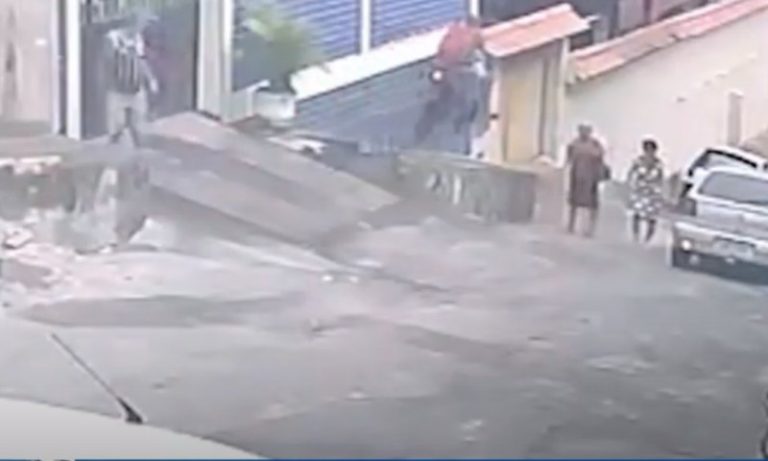 Moto perde o freio e motociclista “voa” em ladeira de Vila Velha