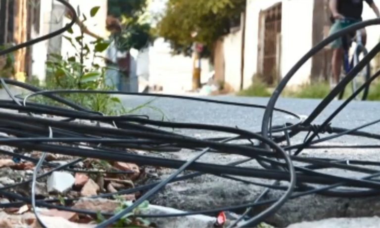 Motoboy sofre queimaduras no pescoço após ser atingido por fios em Cariacica