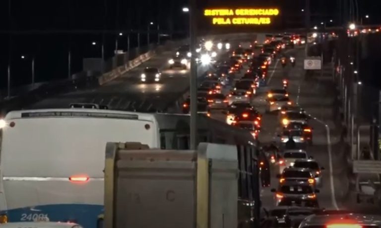 Motoristas enfrentam trânsito lento após acidente na Terceira Ponte