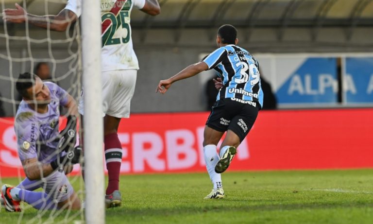 No duelo do Z4, Fluminense perde para o Grêmio e segue na lanterna