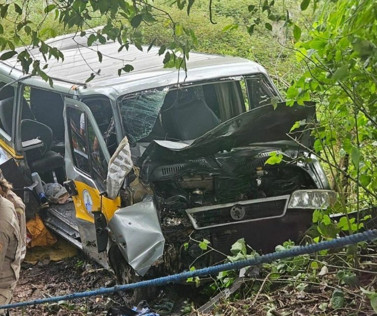 Ônibus colide com van de passageiros na BR-232 em Moreno. 12 feridos