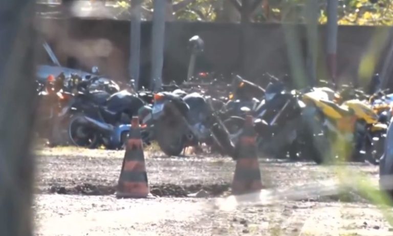 Pátio do Detran é invadido e criminosos roubam oito motos na Serra