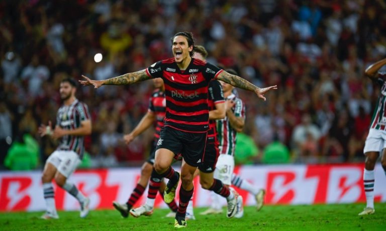 Pedro faz de pênalti, Flamengo afunda Fluminense na lanterna e segue na liderança