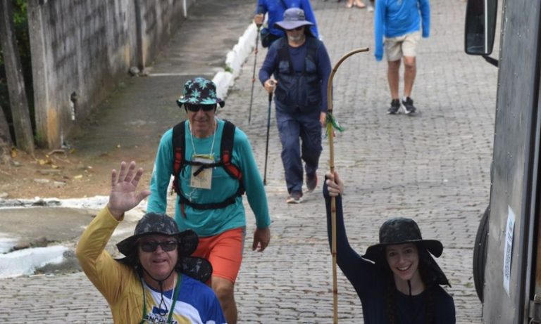 Peregrinos encerram trajeto dos Passos de Anchieta e iniciam festejos em Santuário