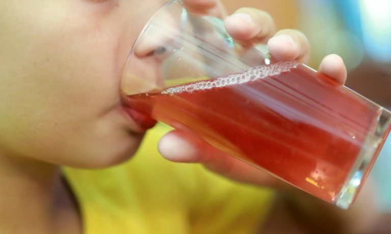 Projeto aumenta pena para quem oferece bebida alcoólica a criança e adolescente