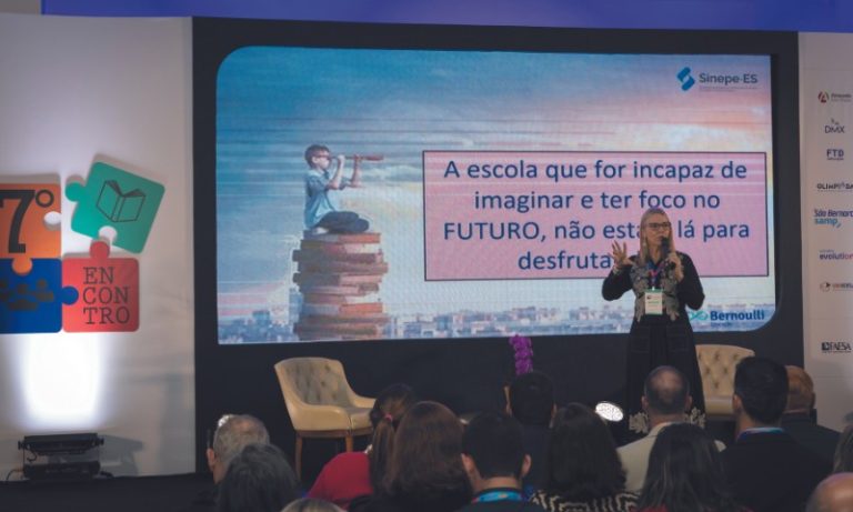 Renata Gazzinelli: “Precisamos nos livrar de práticas arcaicas no ensino”