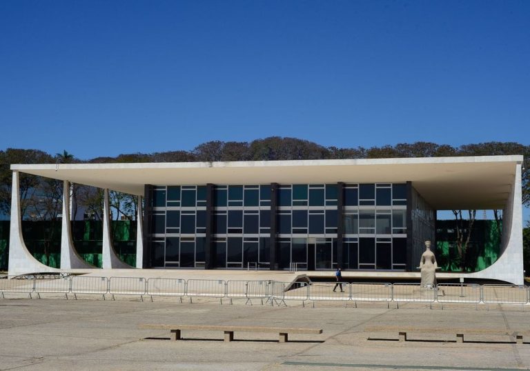 STF: maioria vota por condenar réu que destruiu relógio no Planalto