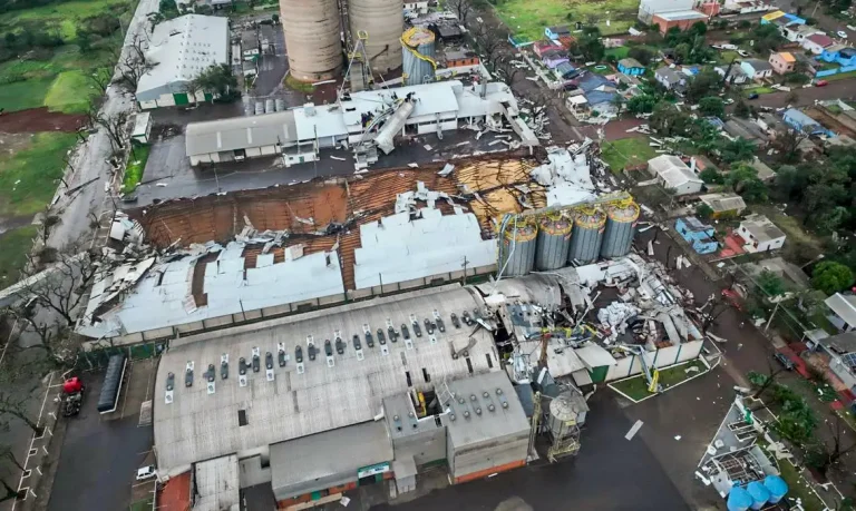 Temporal afeta 1,2 mil casas em cidade do Rio Grande do Sul; Estado fala em microexplosão