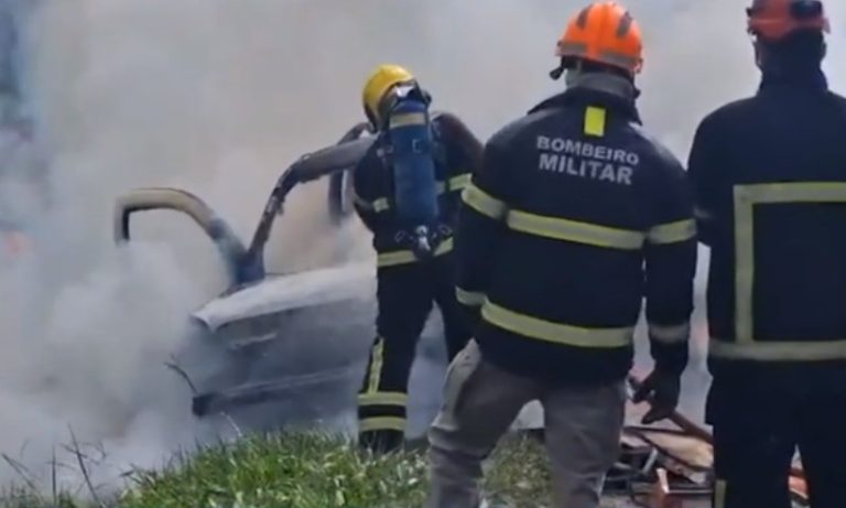 Trabalhadores ficam feridos após carro pegar fogo na Rodovia do Contorno