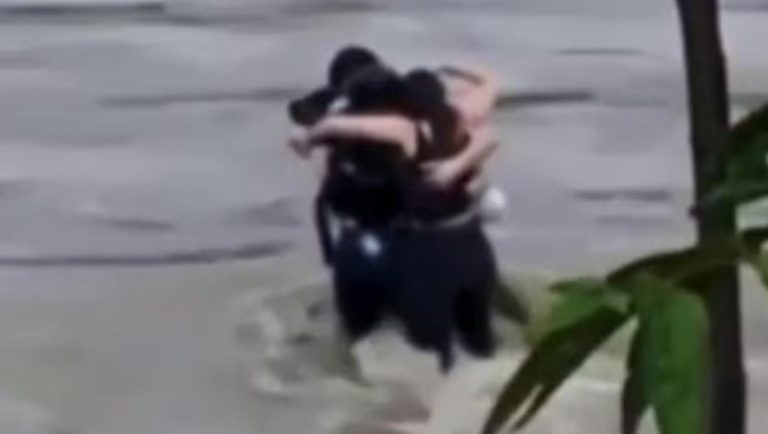 Três amigos se abraçam antes de serem arrastados por enchente na Itália. Veja vídeo