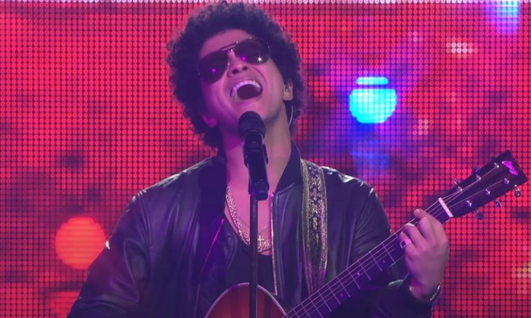 Turnê de Bruno Mars, que terá show beneficente, ainda tem ingressos em São Paulo