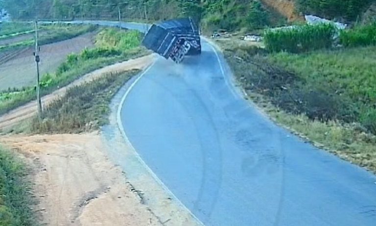 VÍDEO | Carreta perde o controle e tomba após curva na região Serrana do ES
