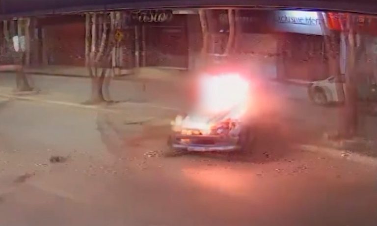 VÍDEO | Carro bate em árvore e pega fogo no Norte do ES