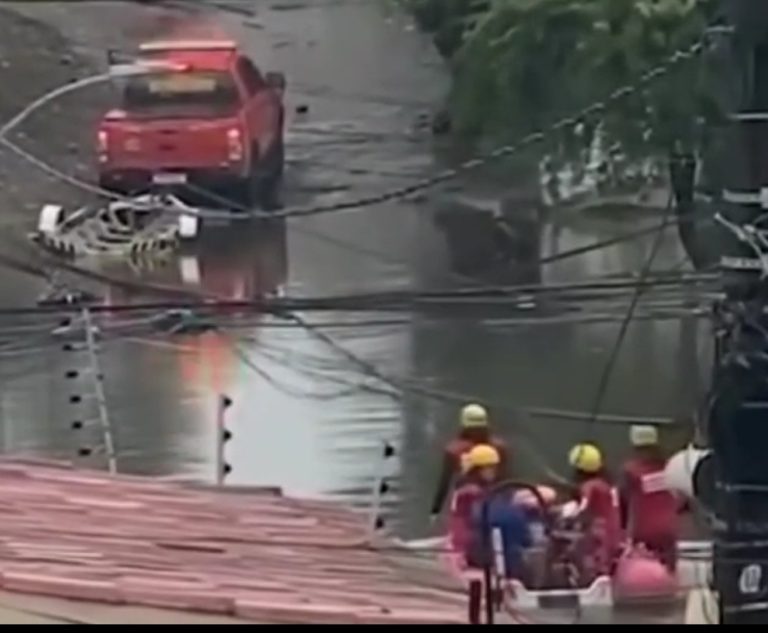 VÍDEOS – Bombeiros usam botes para resgatar pessoas no Recife