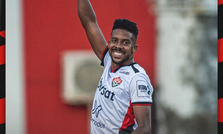 Vitória marca no último minuto contra Internacional e vence primeira no Brasileiro