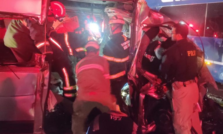 Acidente entre ônibus de viagem e van deixa 3 mortos na BR-262 no ES