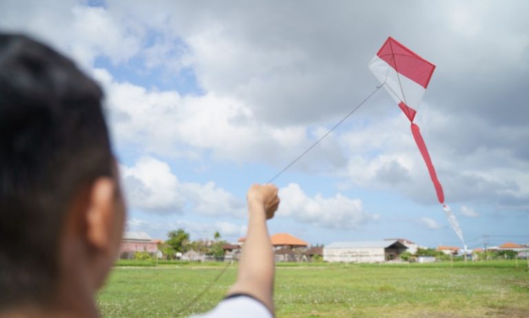 Acidentes com pipas aumentam durante férias escolares. Veja os cuidados