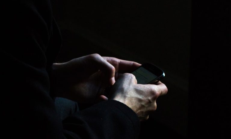 Adolescente gasta R$ 2.000 em jogo online e agride a mãe em MG, diz polícia