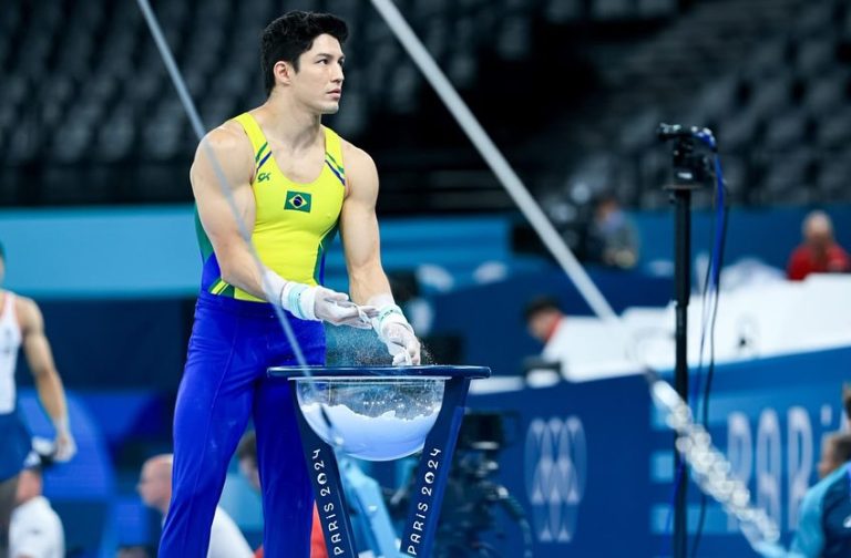 Arthur Nory falha na barra fixa e se despede da Olimpíada sem medalha e em lágrimas