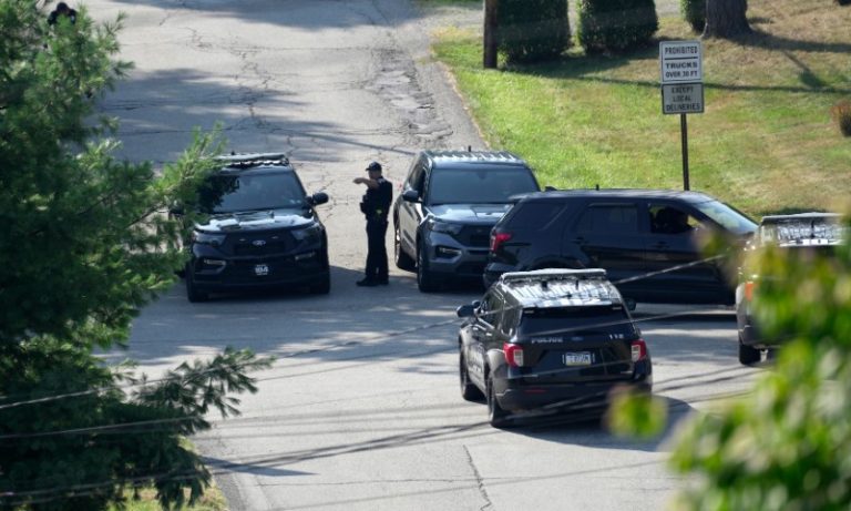 Atirador que feriu Trump usou fuzil e levava material explosivo no carro