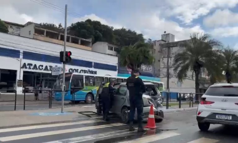 Batida entre ônibus e carro complica trânsito em avenida de Vitória