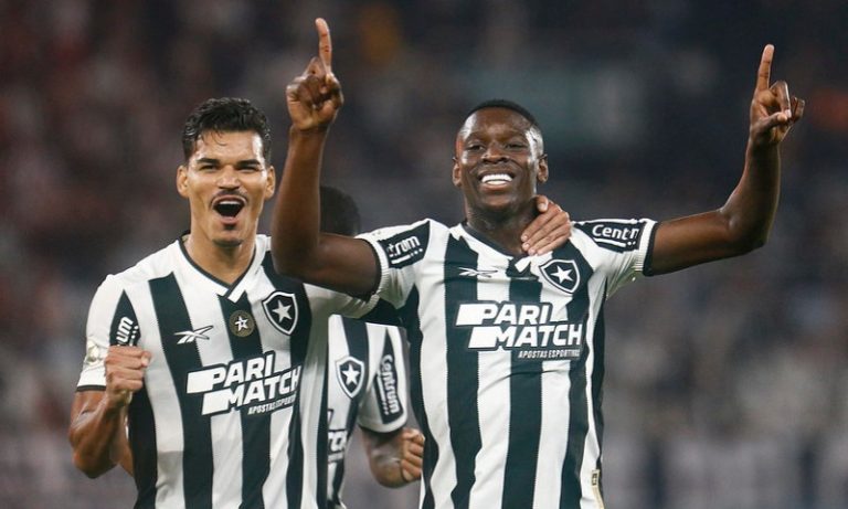 Botafogo aplica 3 a 0 no Atlético-MG e cola no líder Flamengo