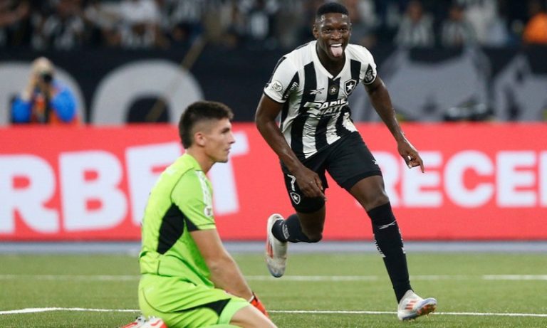 Botafogo bate Internacional e se mantém isolado na liderança do Brasileirão