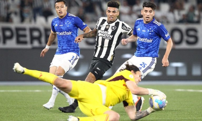 Botafogo é derrotado pelo Cruzeiro em casa e vê liderança ameaçada no Brasileiro