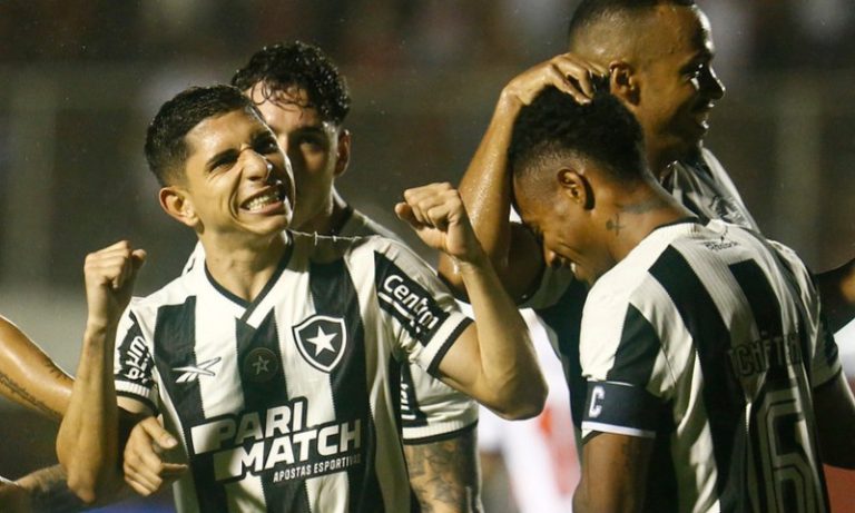 Botafogo ganha do Vitória e assume liderança do Brasileirão