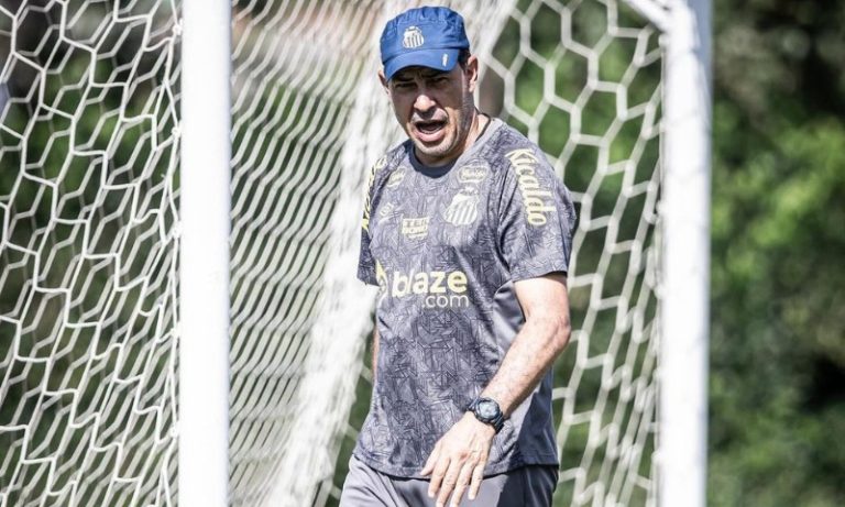 Carille diz que não recebeu proposta formal do Corinthians: ‘Focado no Santos’