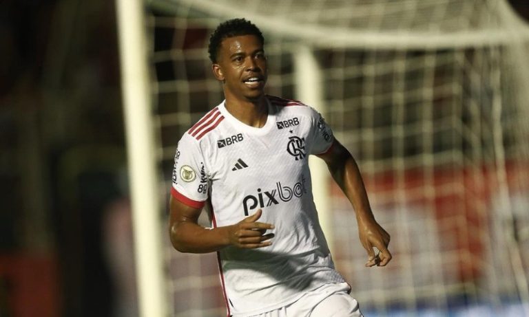 Carlinhos tem ‘irmão’ David Luiz e sintonia com Gabigol como aliados no Flamengo