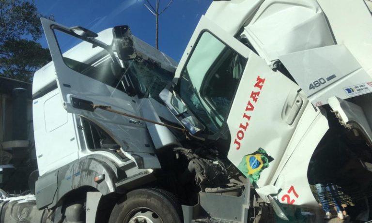 Carretas batem de frente em rodovia do ES e motorista é socorrido de helicóptero