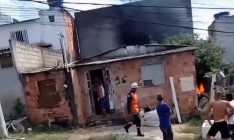 Casa pega fogo e idoso é resgatado no Norte do ES