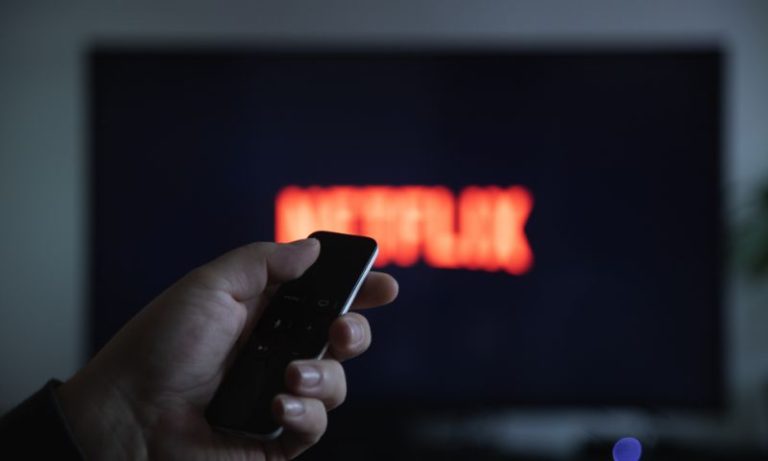 Clientes processam a Netflix um ano após fim de compartilhamento de senhas