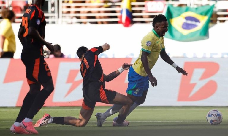 Conmebol reconhece erro em lance em que árbitro não marcou pênalti em Vini Jr.