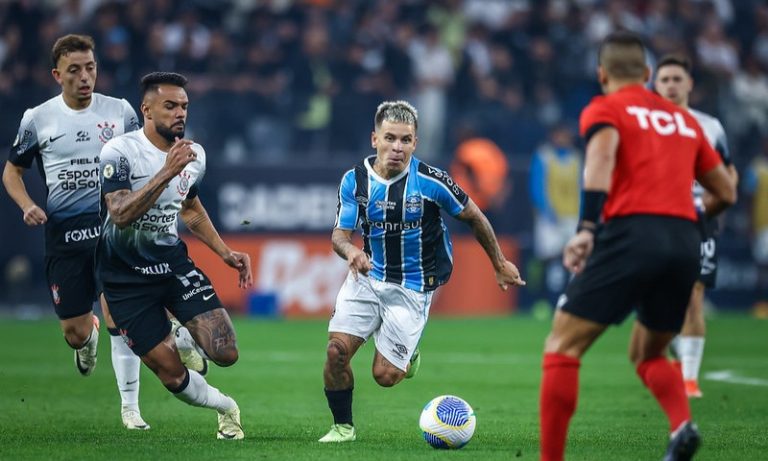 Corinthians é salvo no fim por Garro e empata com o Grêmio em jogo movimentado