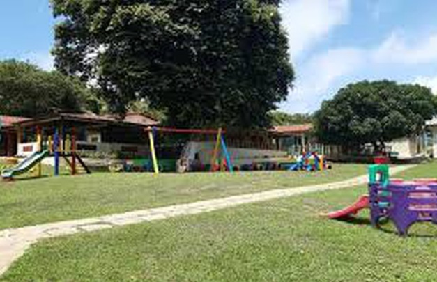 Criança de 4 anos tem mãos amarradas e calada com fita adesiva em creche de Noronha