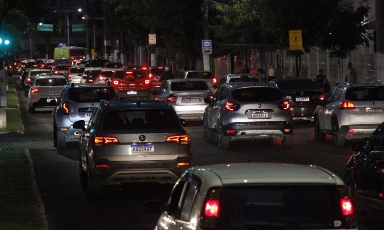 Dez distrações no carro que aumentam o risco de assaltos