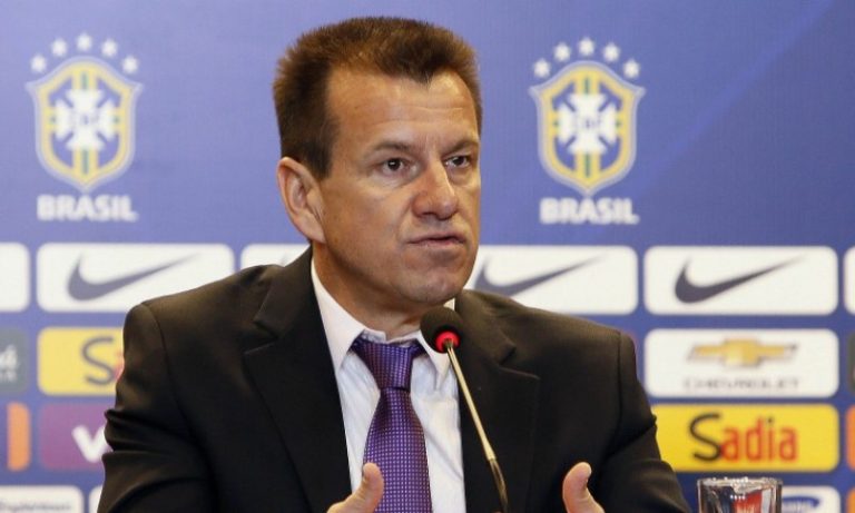 Dunga, capitão do tetra, sofre acidente e capota carro no Paraná