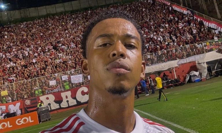Dupla sai do banco, tira Flamengo do sufoco e garante triunfo sobre Vitória