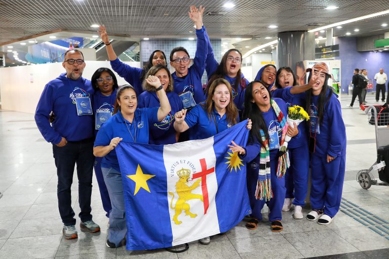 Estudantes e professores da rede municipal do Recife retornam do intercâmbio