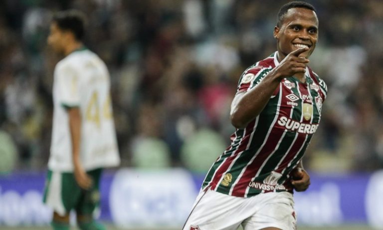 Fluminense marca no fim e vence Palmeiras no Maracanã