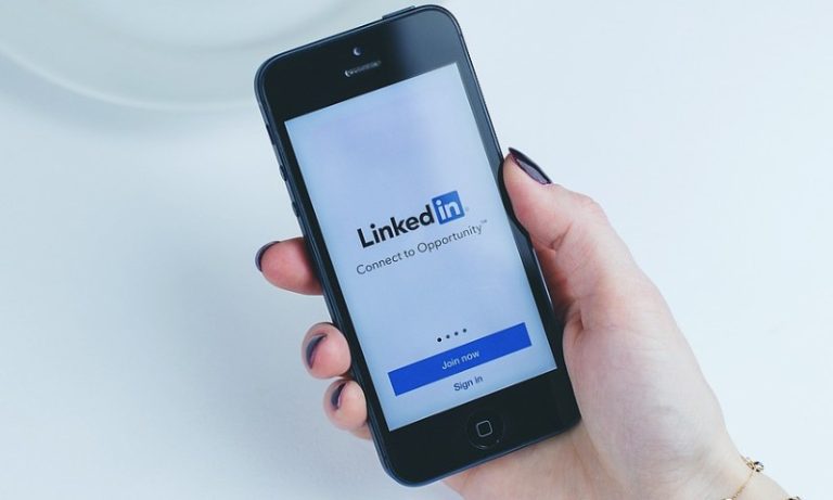 Funcionária é demitida por justa causa após difamar empresa no LinkedIn em MG