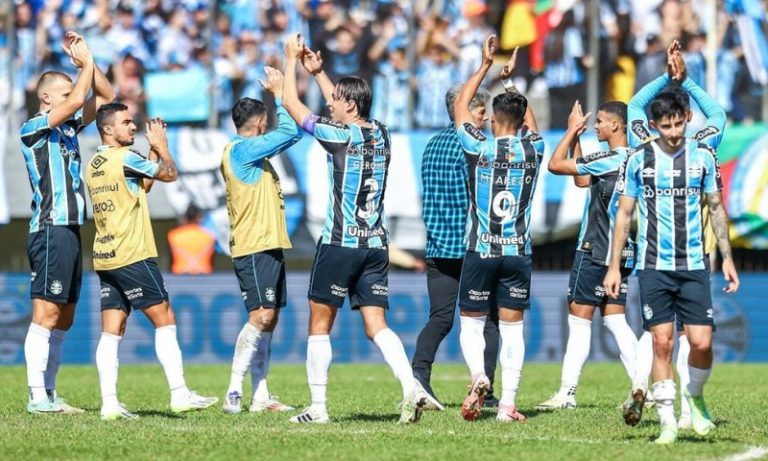 Grêmio bate Vitória em duelo direto contra o rebaixamento no Brasileirão