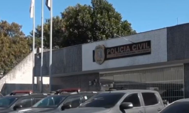 Homem cansa de esperar a polícia e leva suspeito de furto para delegacia a pé