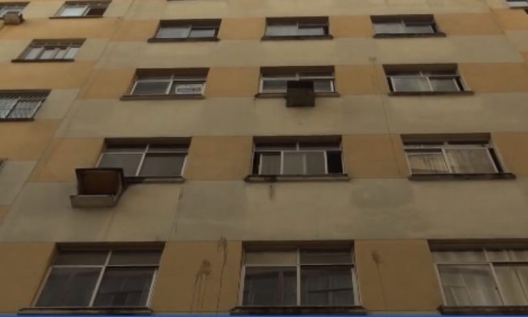 Homem invade prédio no Centro de Vitória após ser atingido por ovo